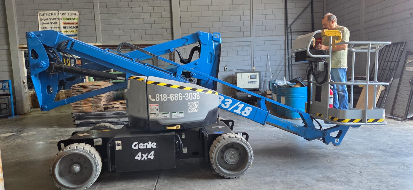 Genie Z-33/18 operando en nave industrial en Monterrey
