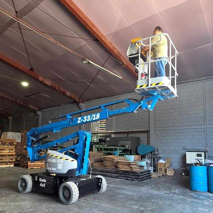 Genie Z-33/18 en trabajo de mantenimiento de techo
